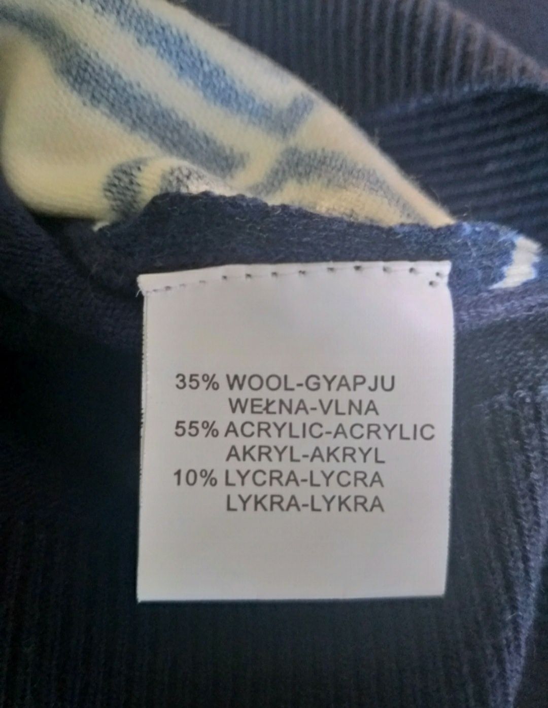 Sweterek granatowo biały 35% wełny