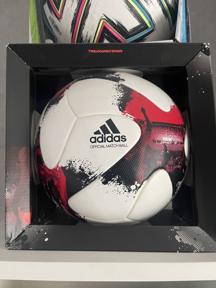 Футбольные мячи Adidas omb