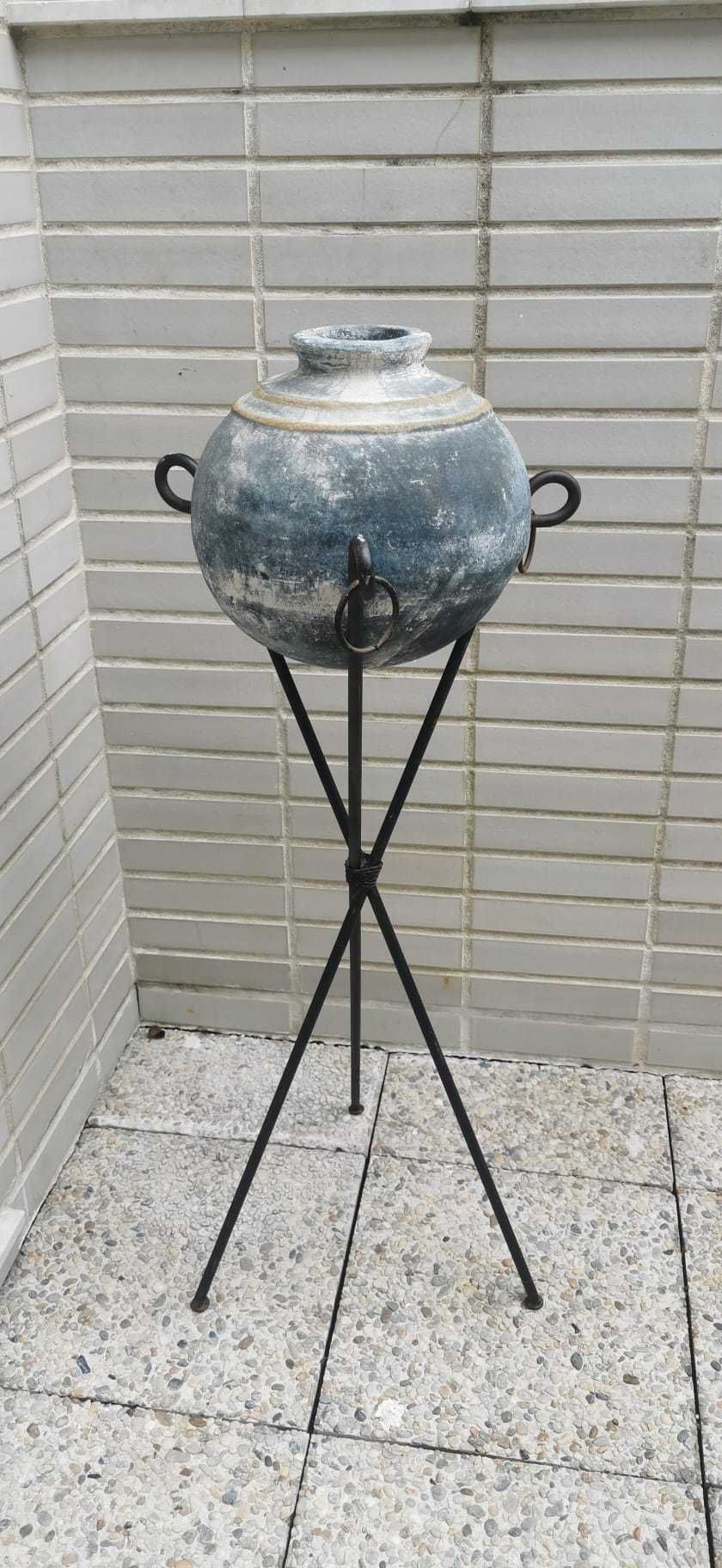 Vaso artesanal em barro com suporte