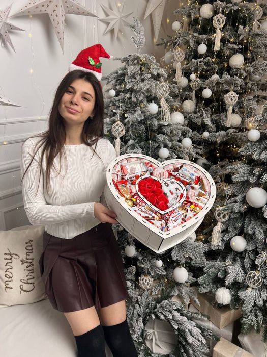 Подарунковий бокс із солодощами та трояндами – сюрприз для коханих