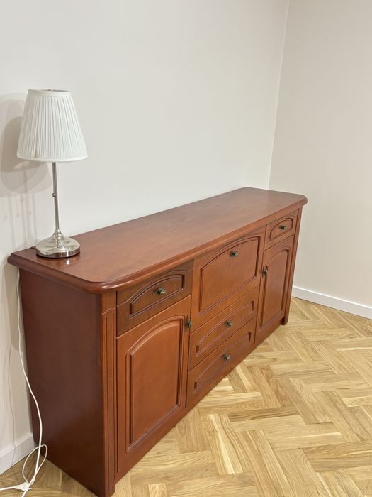 Meble do salonu stół z krzeslami, komoda, witryna