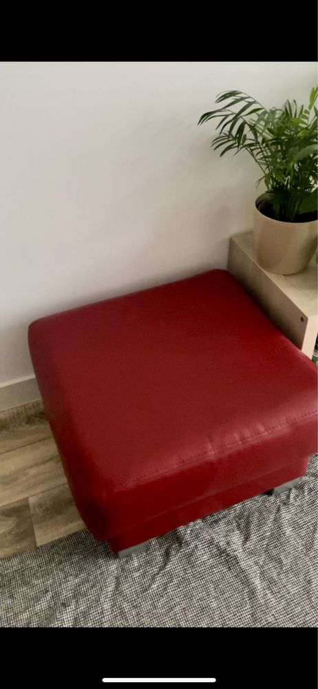 Czerwony ottoman (puf/pufa/siedzisko)
