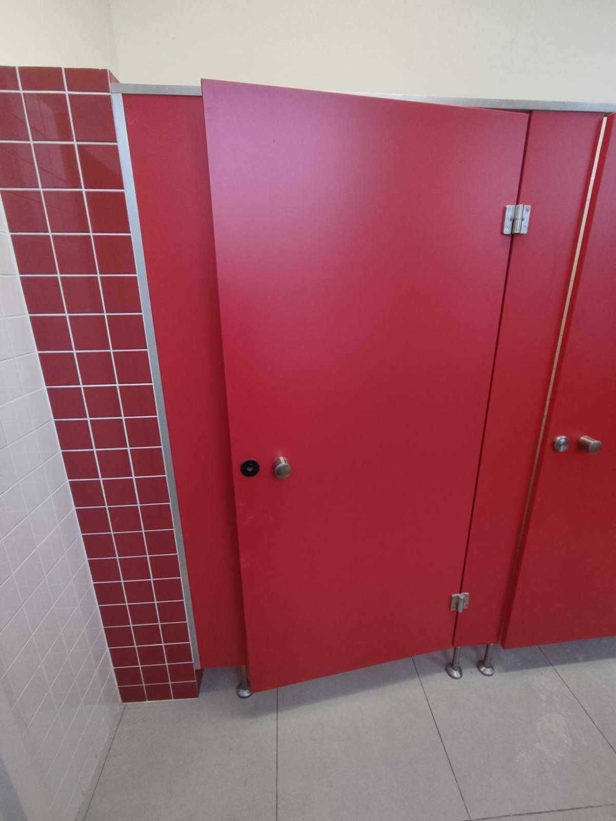 Zabudowa łazienkowa drzwi łazienkowe zabudowa toalet 4 kabiny zestaw