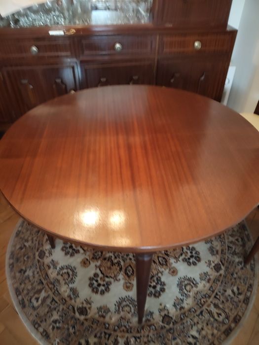Mesa de sala extensível com 6 cadeiras.