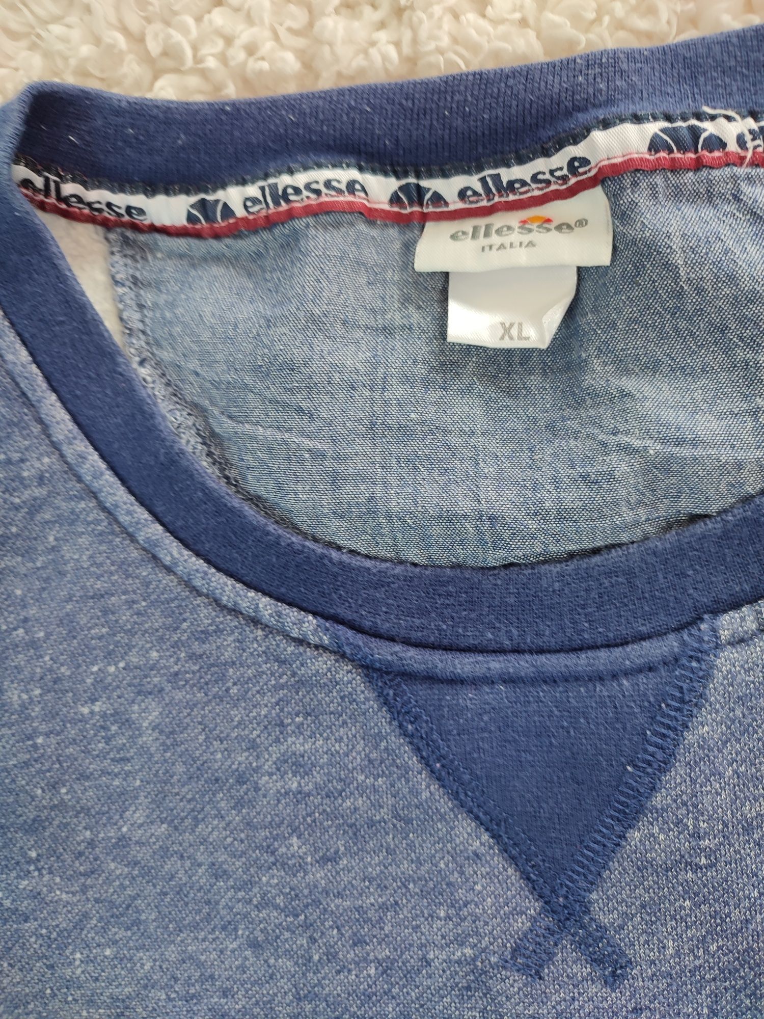 Granatowa bluza ellesse L  z kieszenią kangurką i naszywkami na łokci