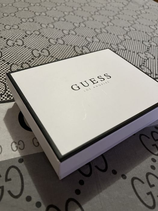 Фірмова коробка та пильник Guess