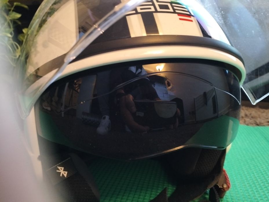 Capacete Caberg Tamanho M com viseira IV e viseira transparente