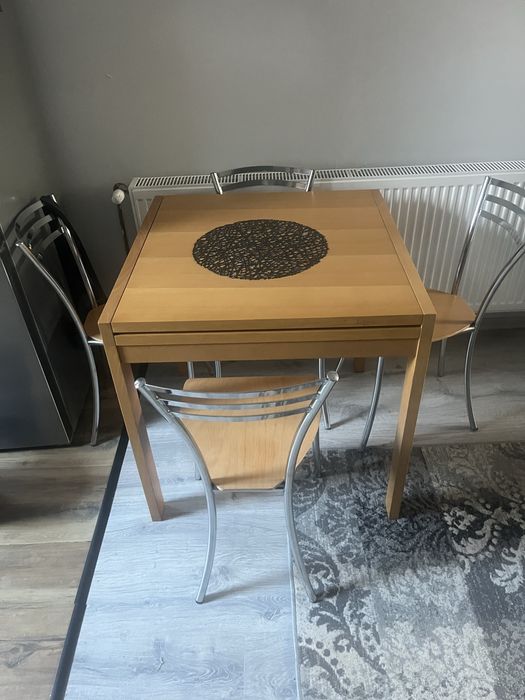 Stół rozkladamy 4 krzesla