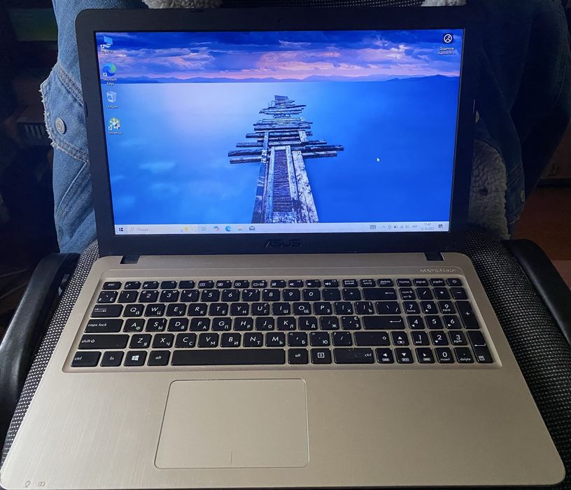 Ноутбук Asus х540lj старенький, без ніяких нюансів