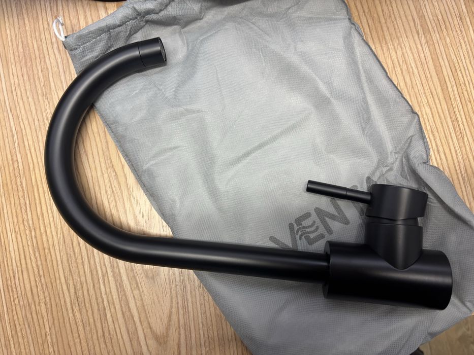 Змішувач для умивальника Venta VA2008.