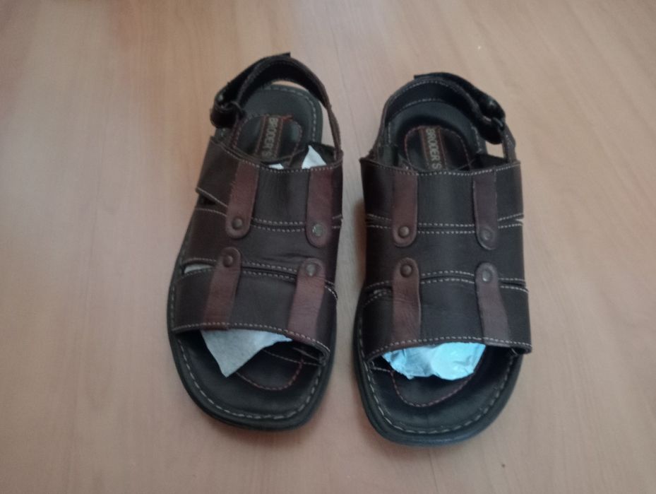 Sandálias para homem em castanho