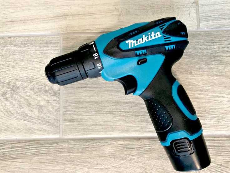 Аккумуляторный шуруповёрт 12V Makita, набор бит и запасной аккумулятор