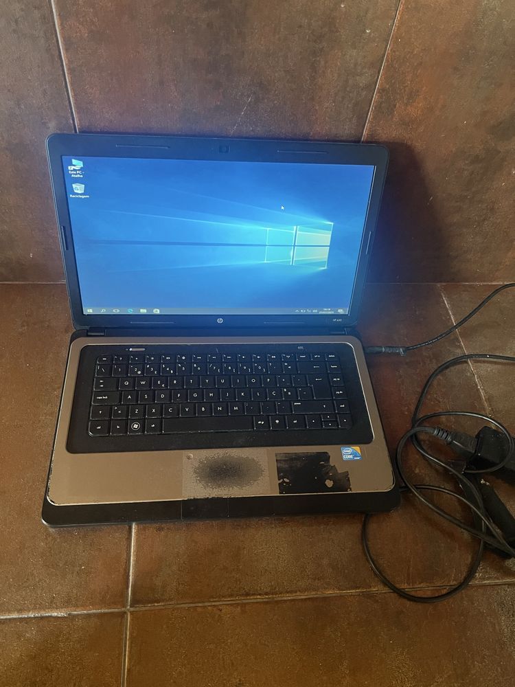 Portatil hp i3 com carregador beteria viciada esta bocado usado