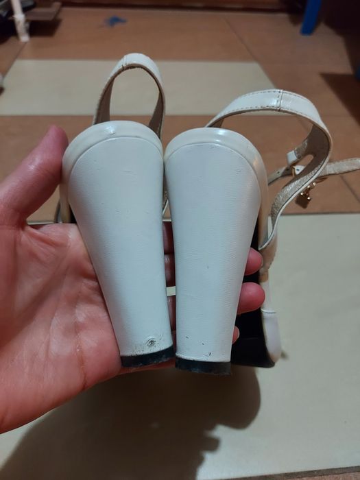 Białe sandały na wysokim obcasie