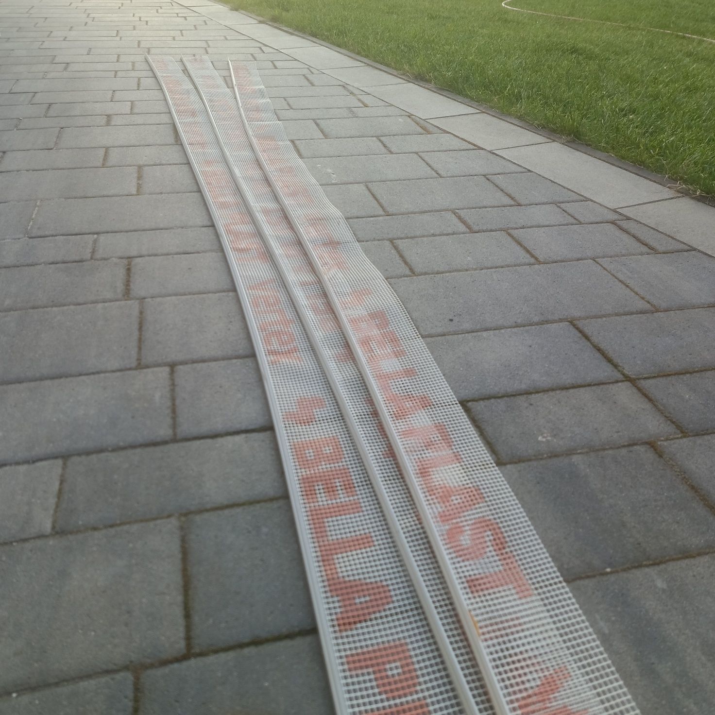 Listwy z siatką przyokienne