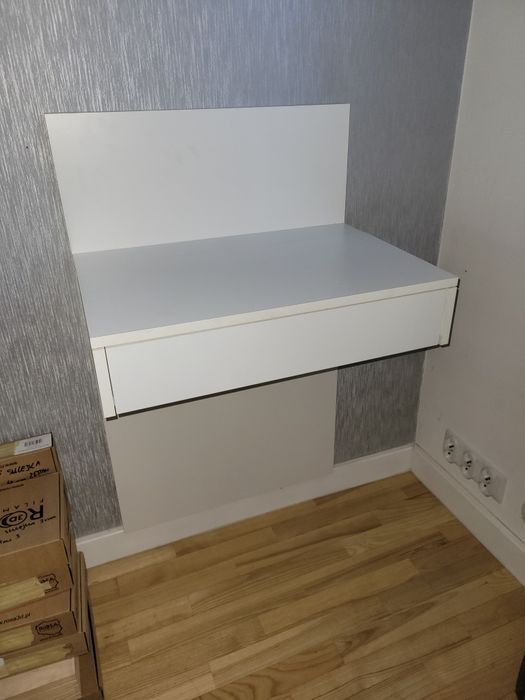 Biurko, toaletka. Wisząca,  przyścienna