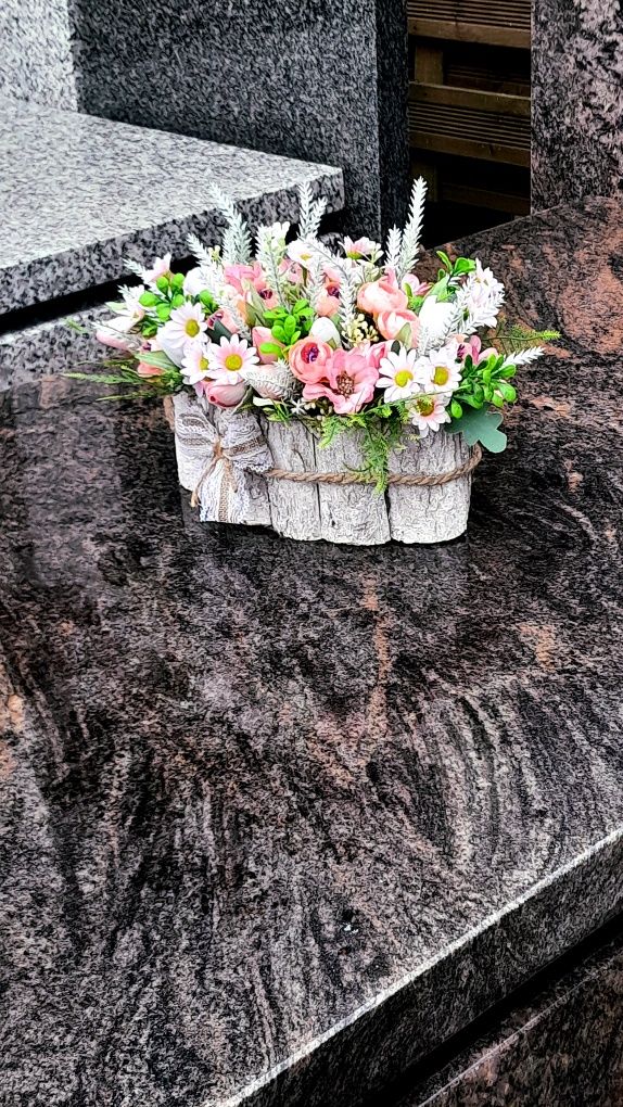 Stroik kompozycja wiązanka sztuczne kwiaty na grób cmentarz