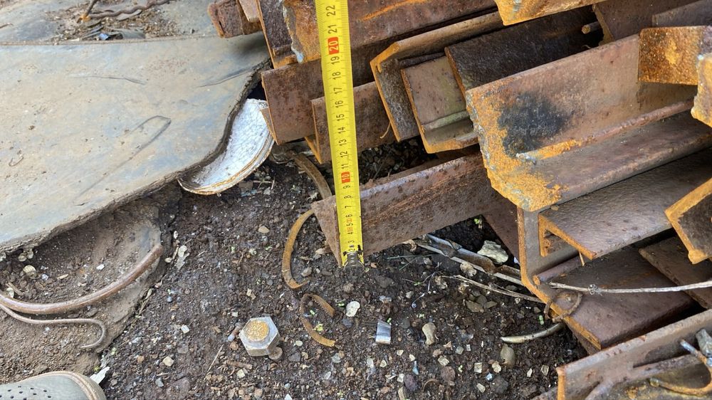 Продам уголок  200 бу