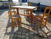 Mesa com tampo em azulejo