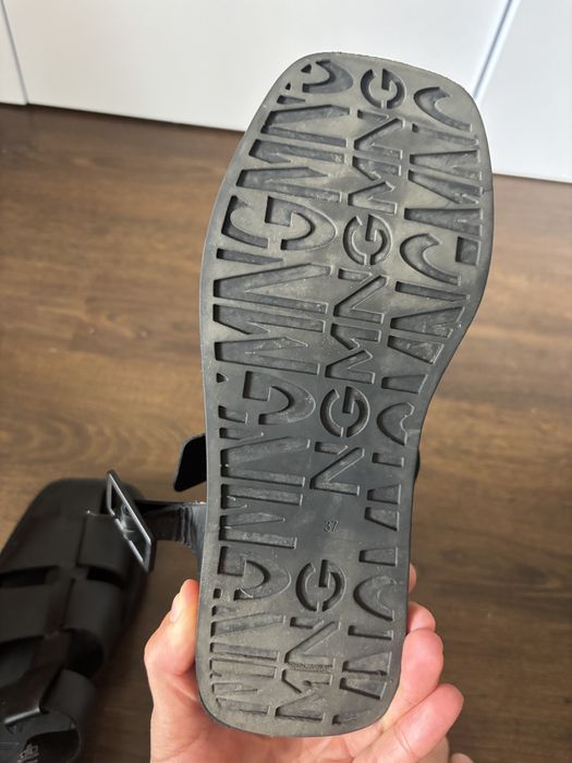 Стильні  шкіряні сандалі