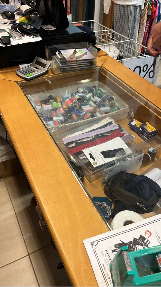 Conjunto completo de mobiliário de loja de roupa - já desmontado.