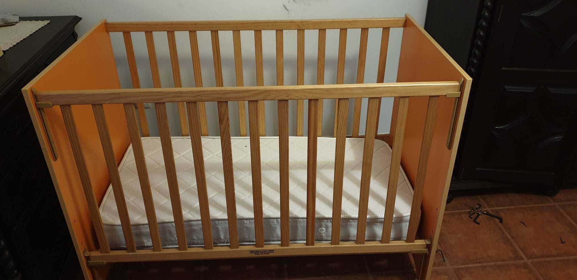 Cama de bebé completamente nova