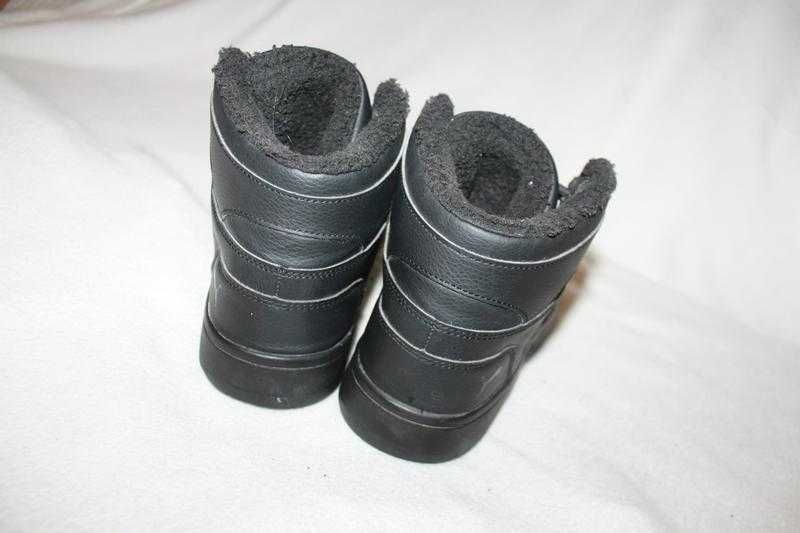 Кроссовки утепленные фирмы puma размера 41 по стельке 26,5 см.