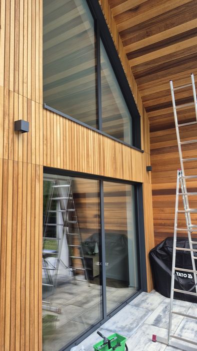 Mycie okien, witryn i balustrad