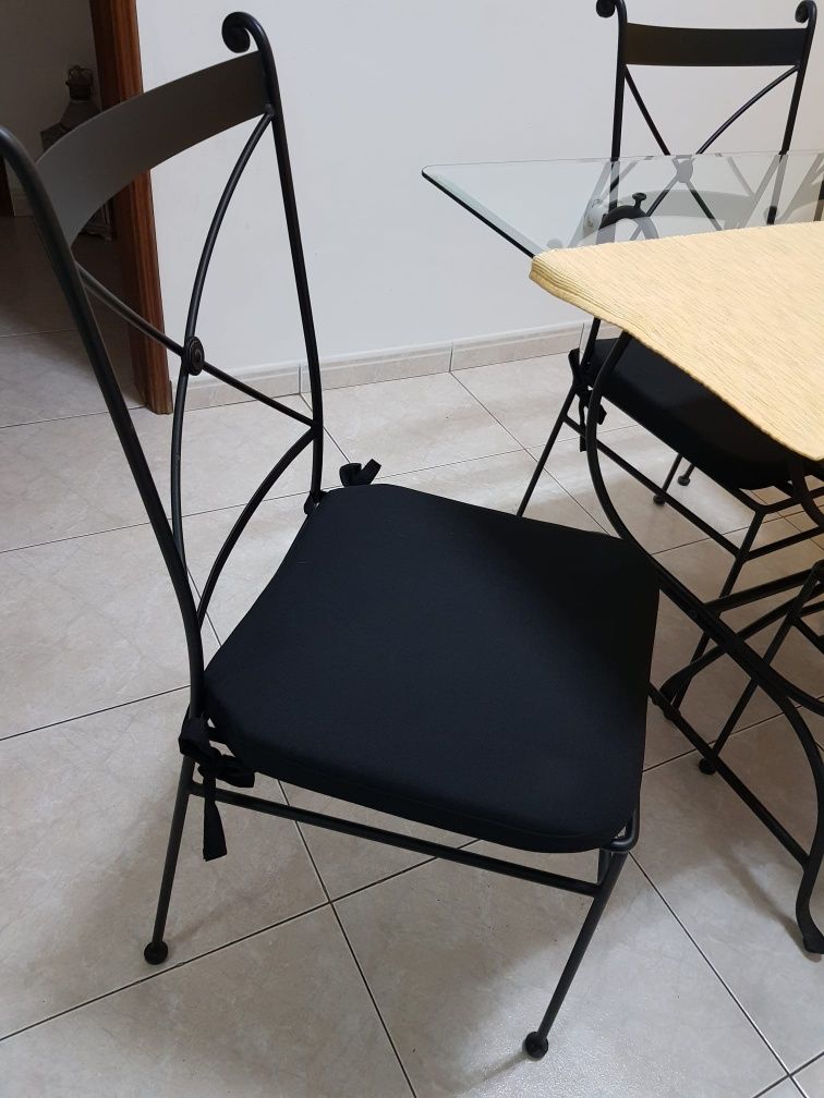 Conjunto de mesa e 6 cadeiras em ferro