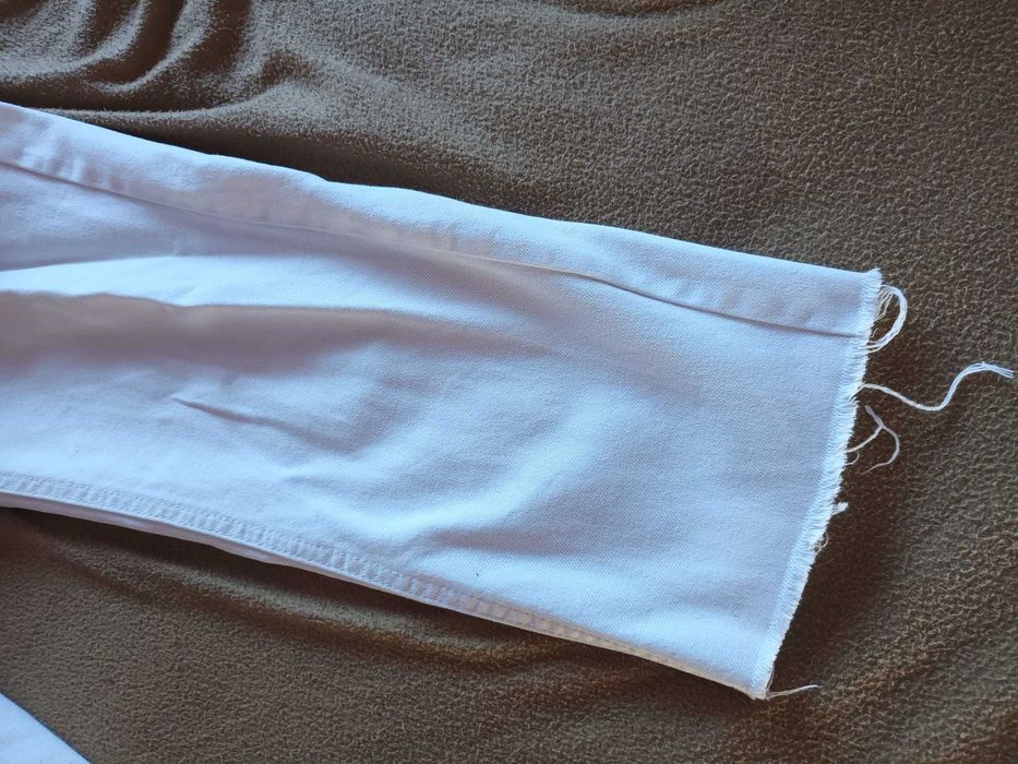 Calças brancas de mulher