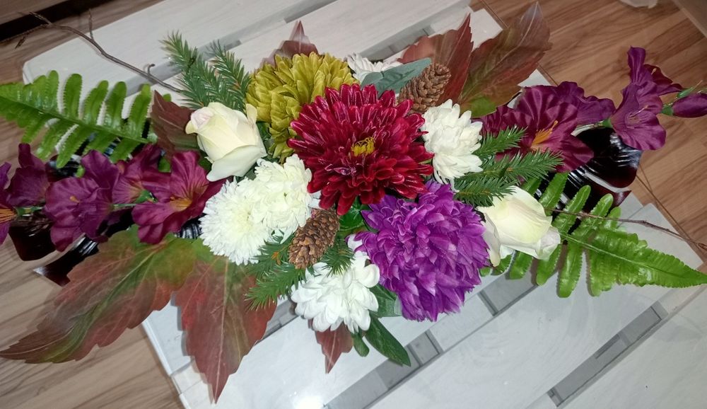 Wiązanka stroik ze sztucznych kwiatów na grób cmentarz