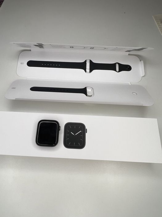 Apple Watch series 5 Space Gray Aluminium Case 44mm