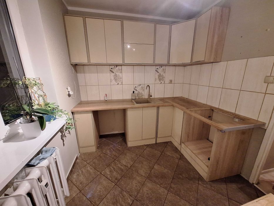 Zestaw mebli kuchennych w kolorze beżowym/kremowym. Rezerwacja