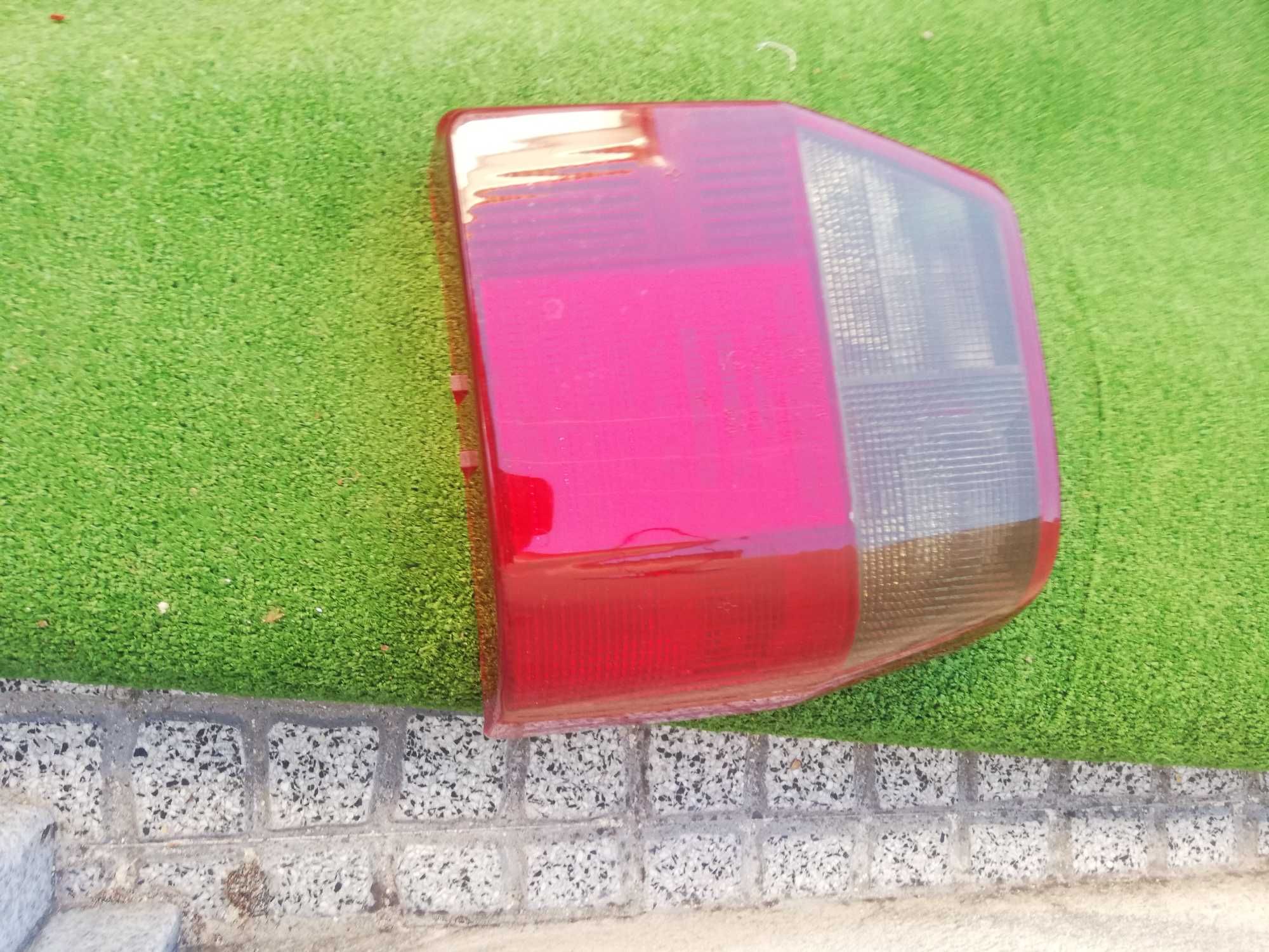 Vidro farolin traseiro, lado direito Fiat uno