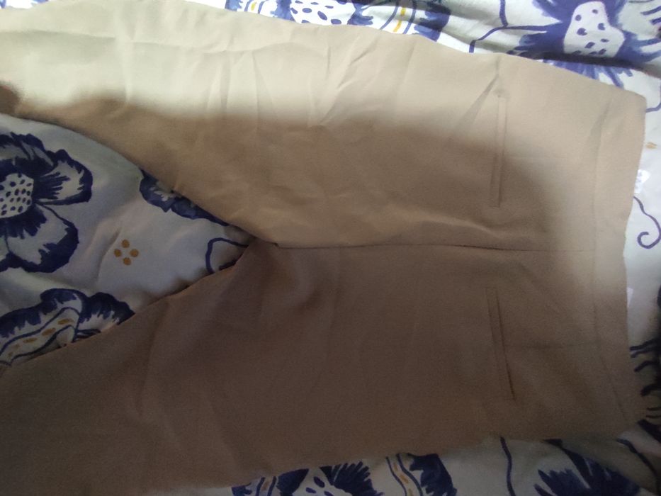 Calça com rachas nas pernas