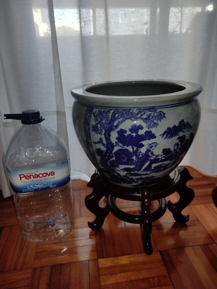 Vasos com suporte de madeira, antigos