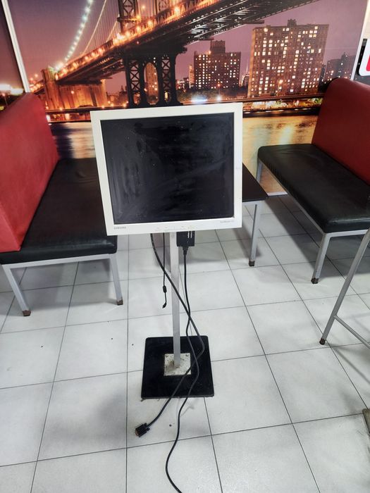 Monitor Samsung com Suporte de Pé