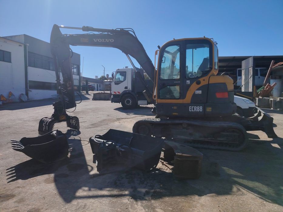 Volvo ECR 88 + pinça hidráulica