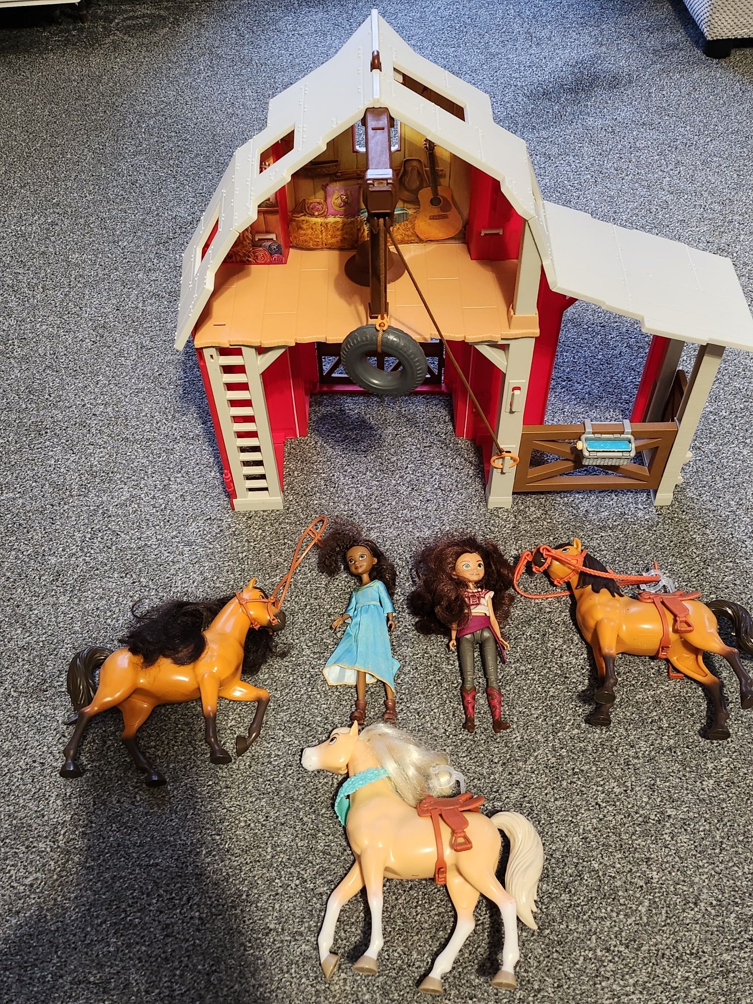 Mustang duch wolnosci - stajnia + trzy konie i dwie lalki