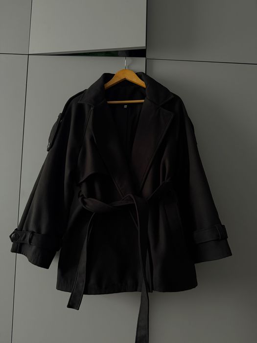 Стильне чорне пальто, нове, розмір S — трендова модель