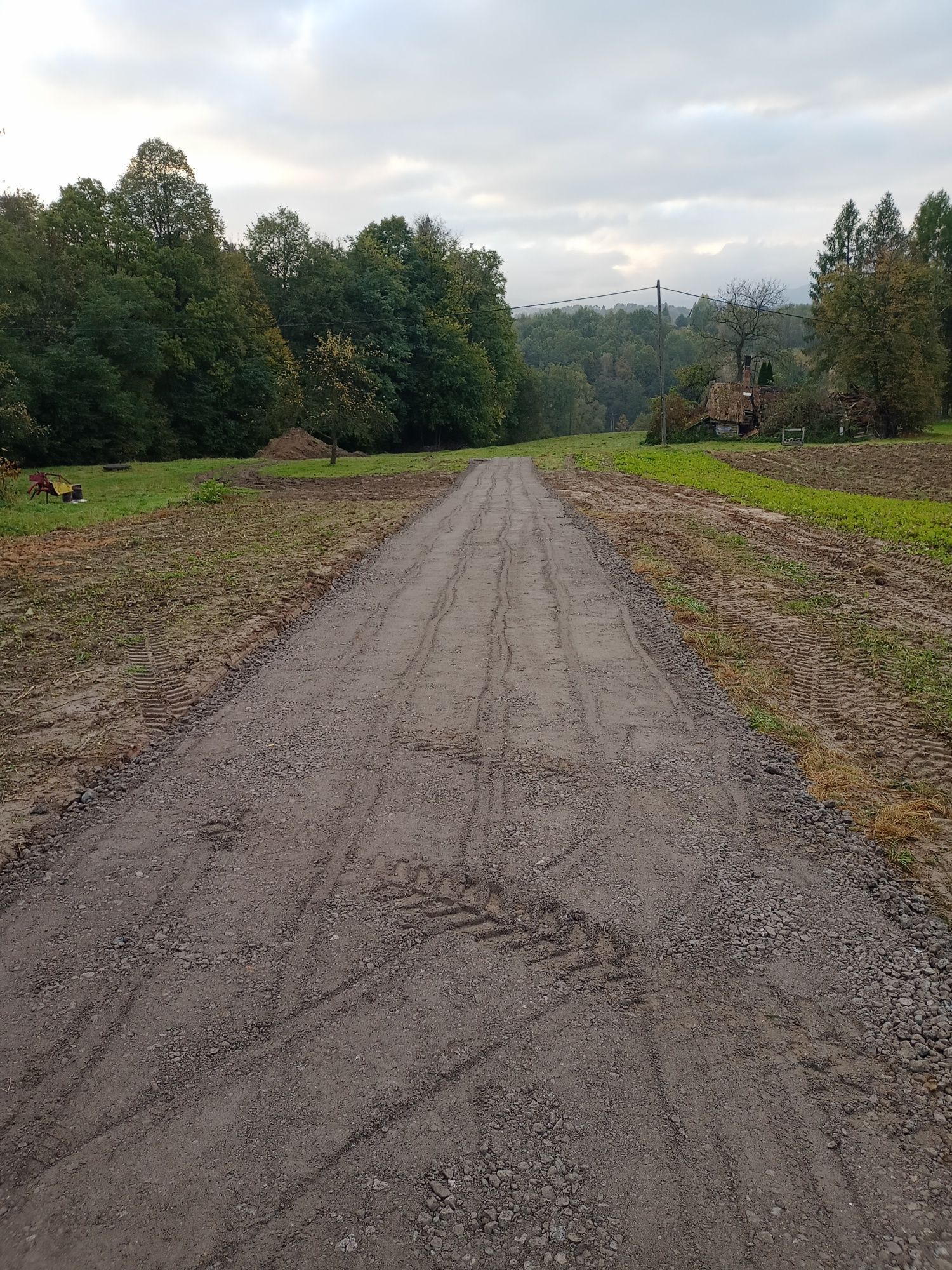 Drogi  niwelacja terenu  Wykopy pod domu .  koparka .drenaż .