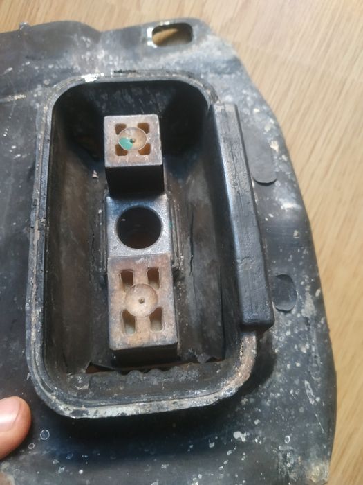 Ліва подушка двигуна під AV61-7M121-BC  ford focus usa 16