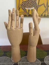 Mãos em madeira