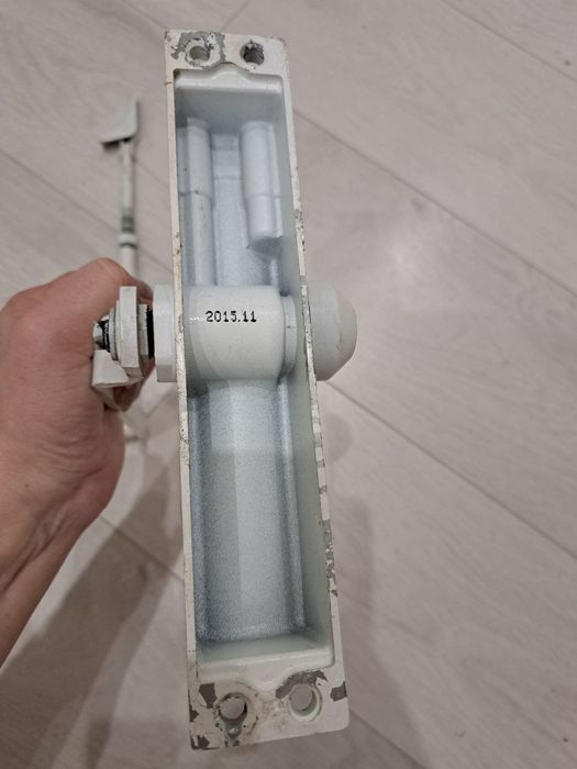 Дверний дотягувач, доводчик