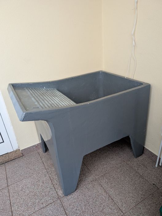 Tanque de lavar roupa cinzento