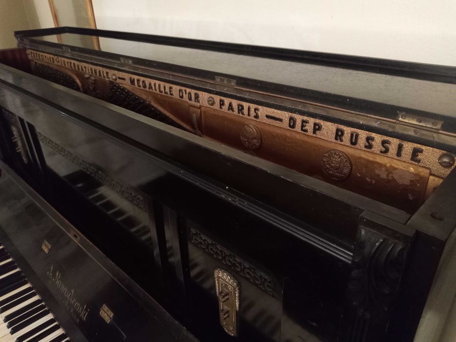 przedwojenne czarne, zabytkowe pianino Banasikowski