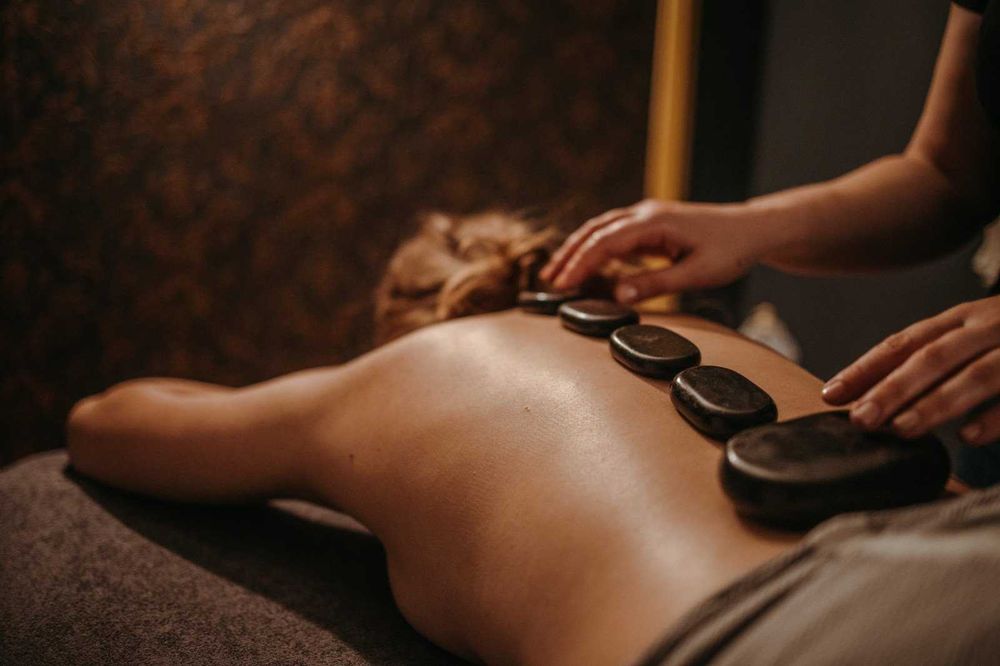 Masaże relaksacyjne oraz zabiegi pielęgnacyjne.