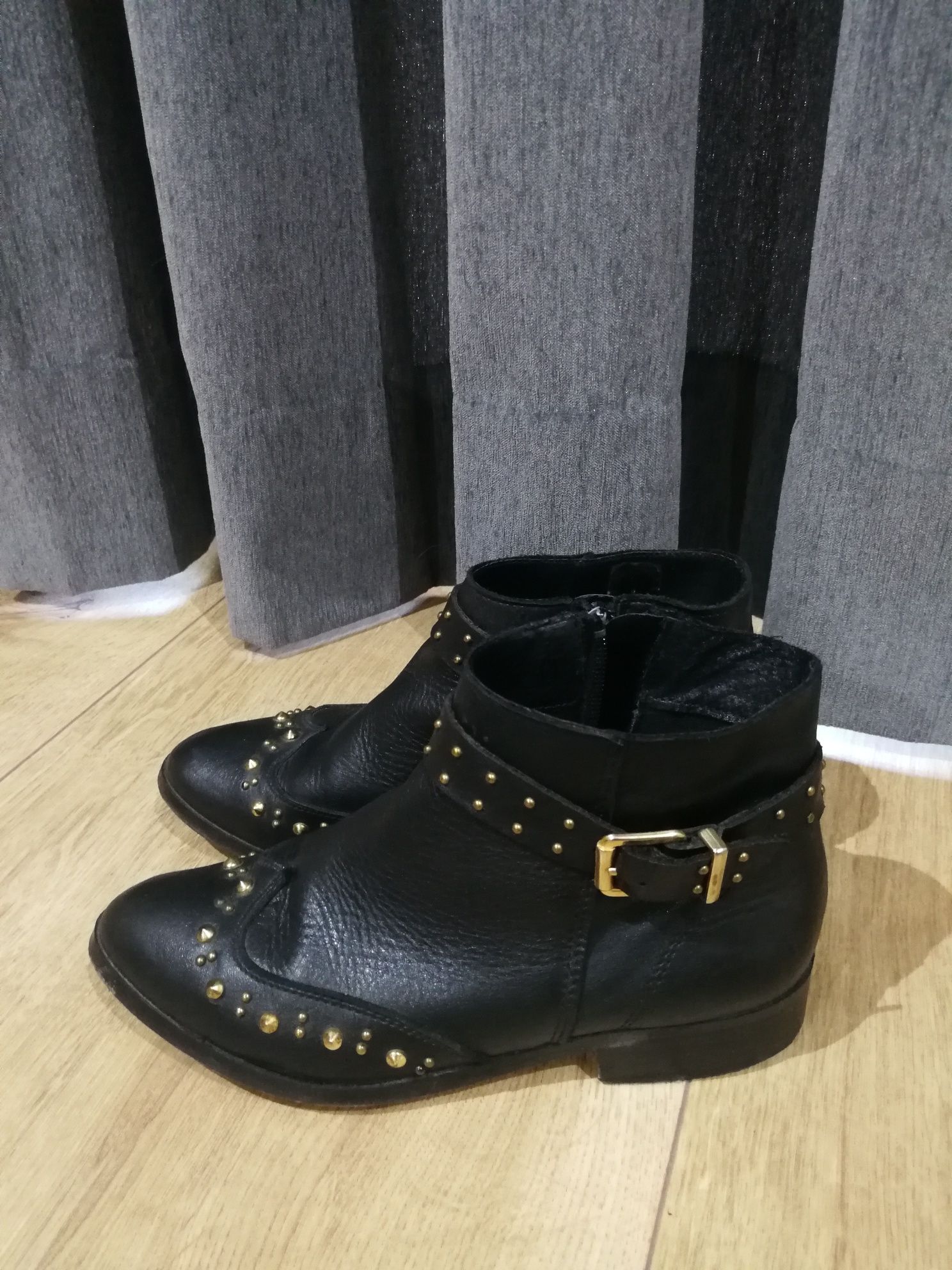 Botins em pele com tachas douradas