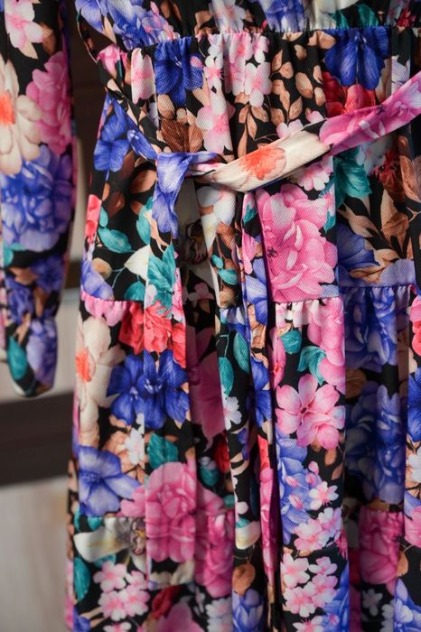 Kolorowa sukienka w kwiaty z paskiem – rozkloszowana, rozmiar M