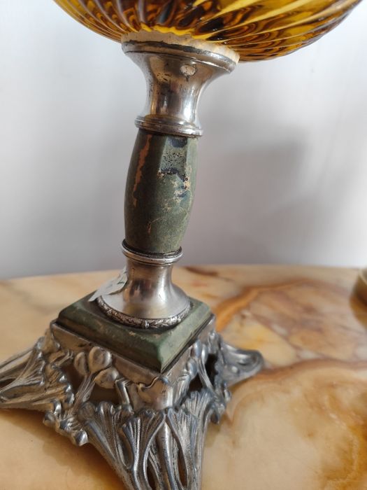 Lampa naftowa z pomarańczowym zbiornikiem